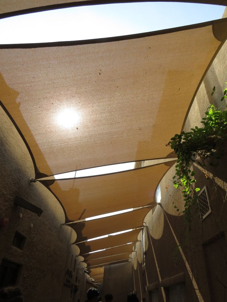 مظلة شد إنشائي